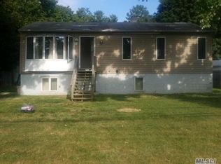 1559 N Thompson Dr, Bay Shore, NY 11706