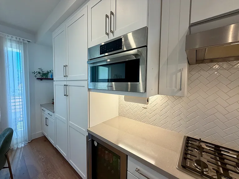 561 Pilgrim Dr — Photo 9