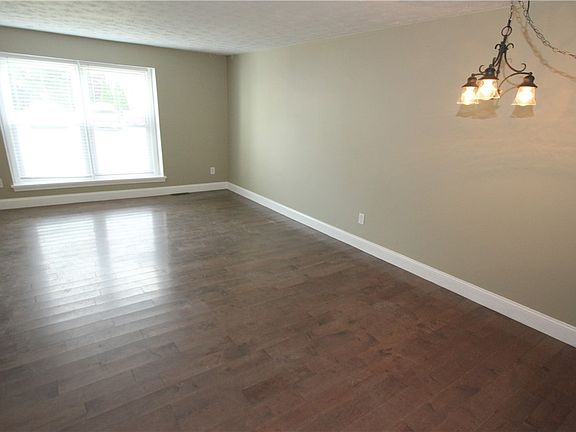 3rd image of 84 Springwood Dr