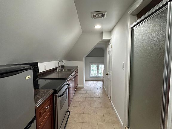 4th image of 28 Fairview Ave #3