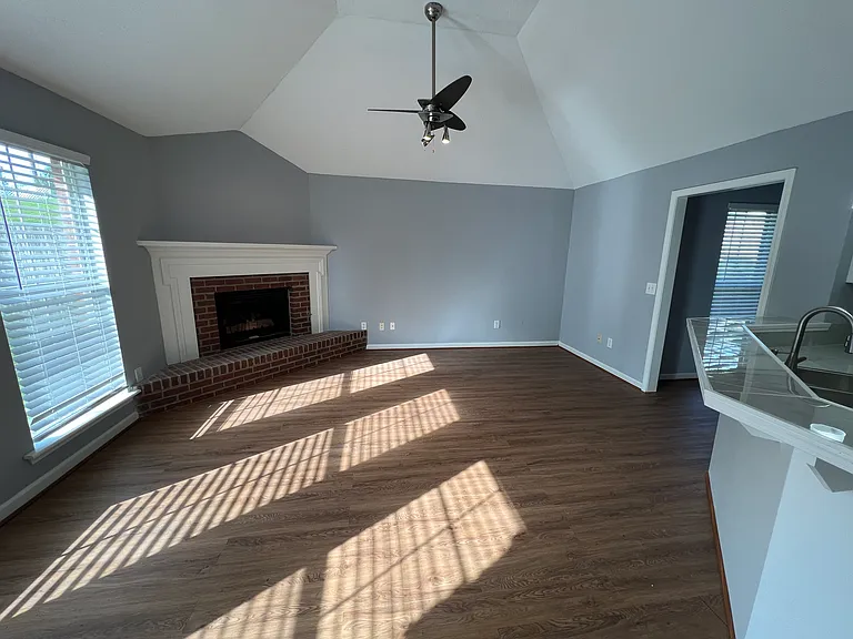 1013 Carlyle Cv — Photo 22