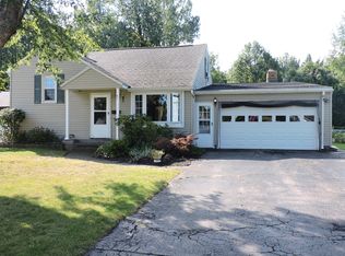 87 Rosecroft Dr, Rochester, NY 14616