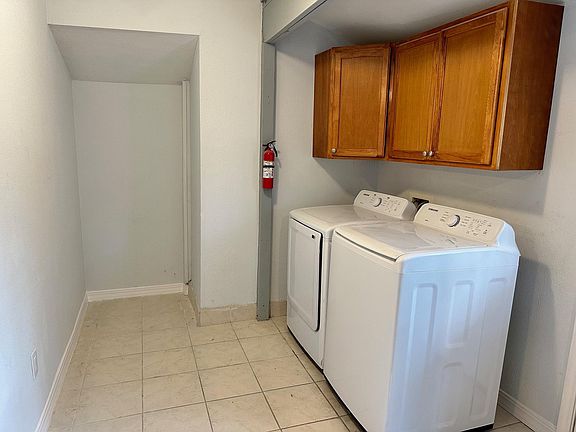 Rare garage apartment/efficiency with in-unit washer and dryer!