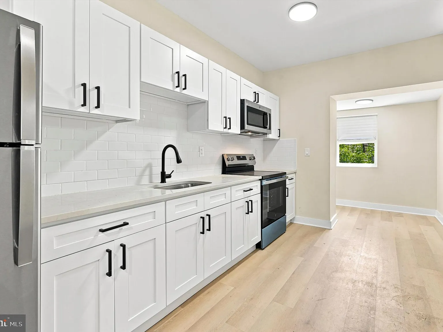 3 bed, 1.5 bath, 1100 sqft, $2,100 — Photo 4