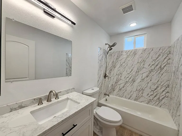 1038 Adel Ave — Photo 14