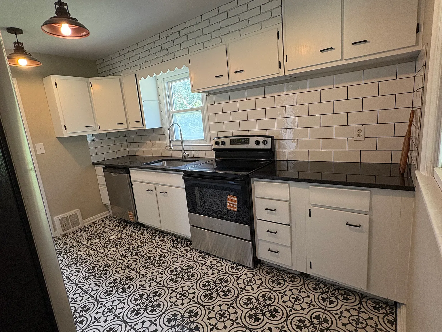 3 bed, 1130 sqft, $1,700 — Photo 3
