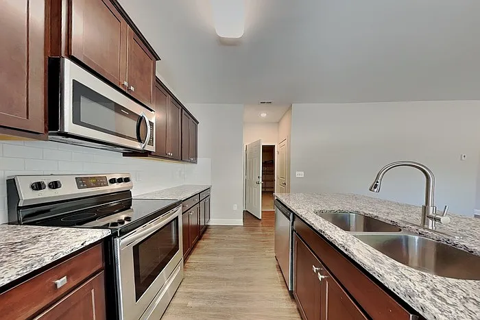 4 bed, 2.5 bath, 2273 sqft, $2,095 — Photo 4