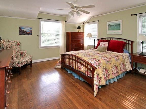 5th image of 405 Canterbury Hill St