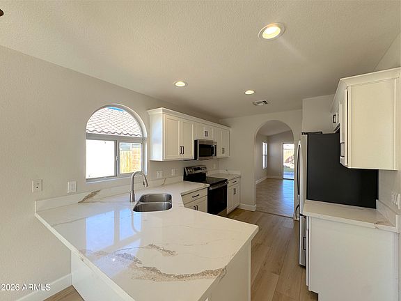 5th image of 2516 E CAMELLIA Drive