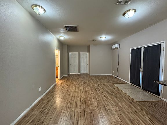 3rd image of 3586 Riverside Dr #W