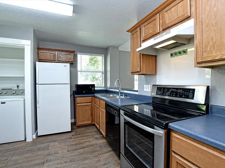 814 Monarch Ave — Photo 4