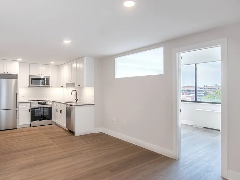 Connecticut House Apartments — Photo 13