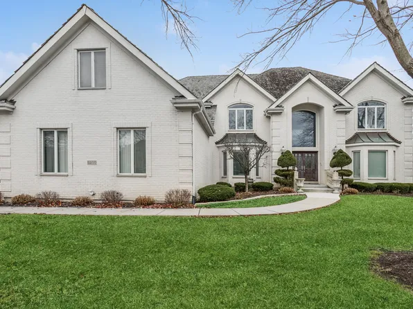 9200 Falling Waters Dr W, Burr Ridge, IL 60527