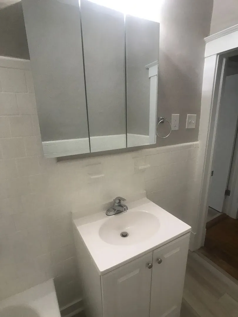 Hassle-Free Move-In No Deposit + First Month Free! Three Bedroom Home Near Daffin Park — Photo 2
