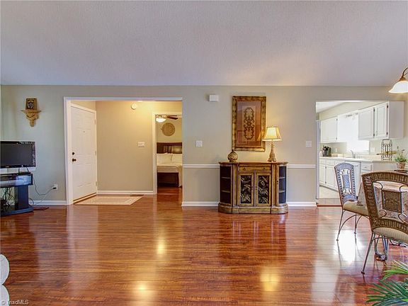 5th image of 103 W Lakefield Dr