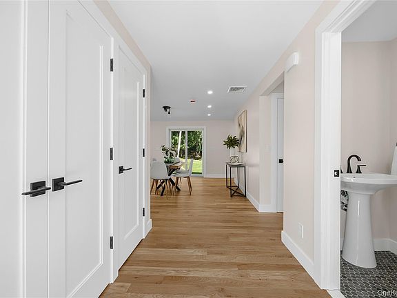 3rd image of 52 Mount Airy Road