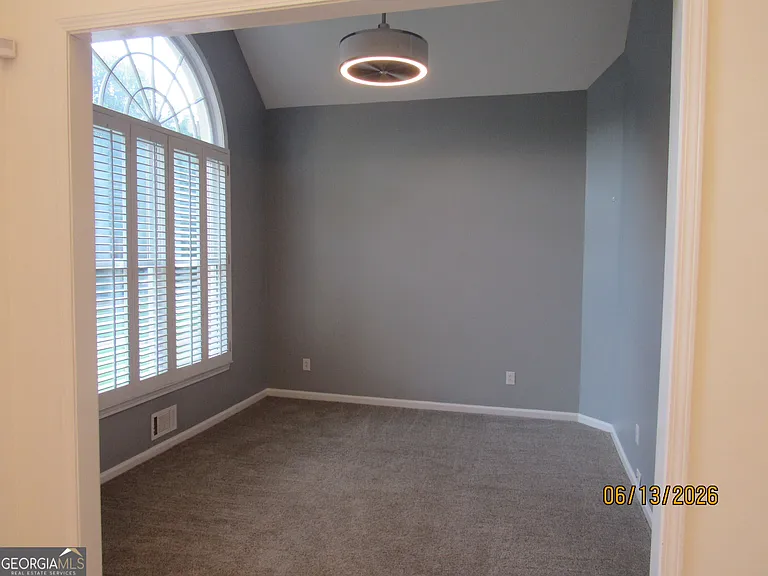 115 Sutton Ct — Photo 6