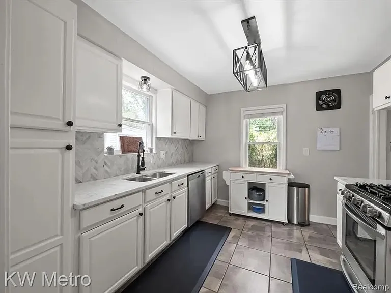 21530 Olmstead St — Photo 9