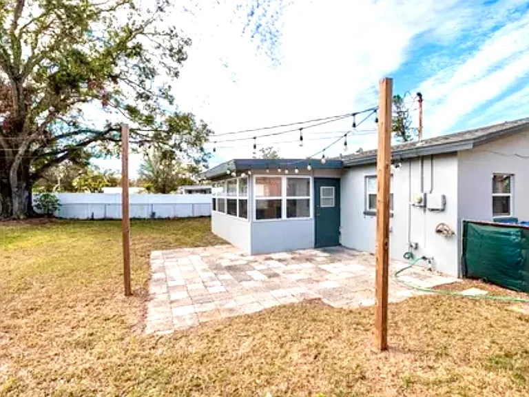 235 SE Madison Cir N — Photo 2