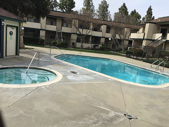Swimming pool, jacuzzi and bathrooms