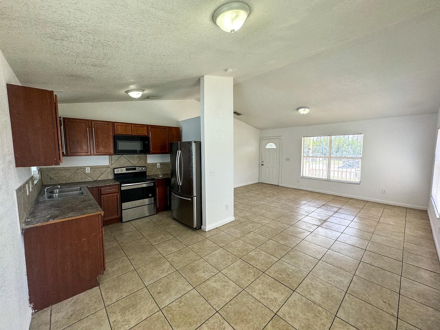 408 NW 12th St — Photo 3