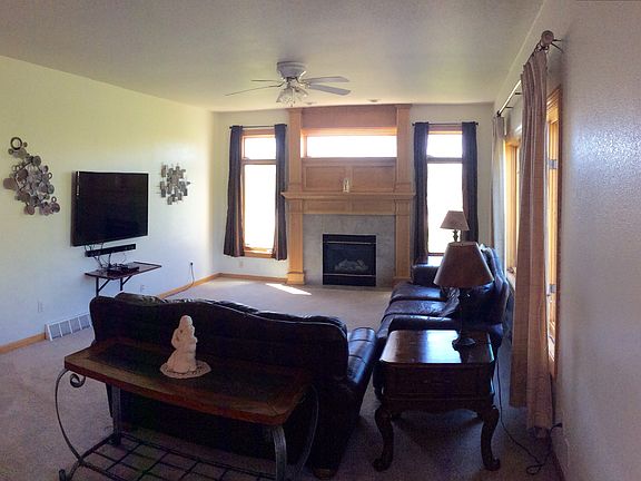 Living room with fireplace 