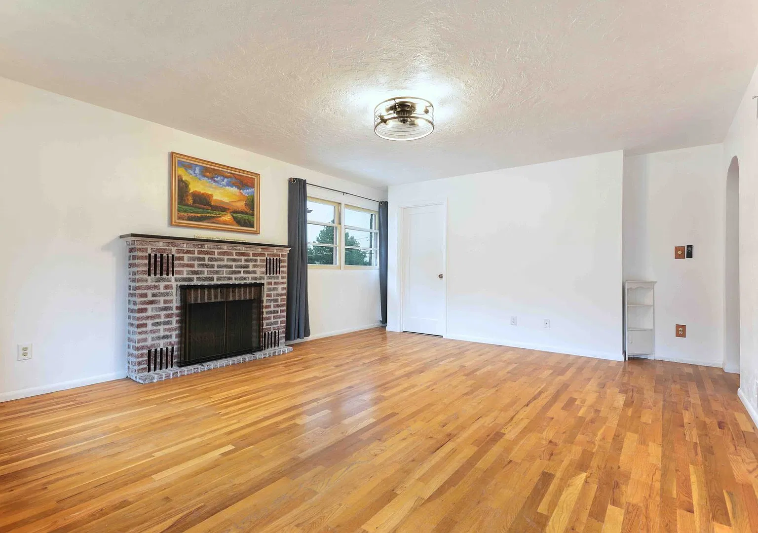 2 Bed 1 Bath House with Fully Fenced in Yard and Detected garage! — Photo 3