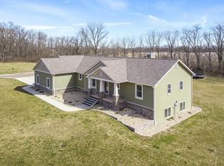 980 Clay Hill Dr, Heyworth, IL 61745