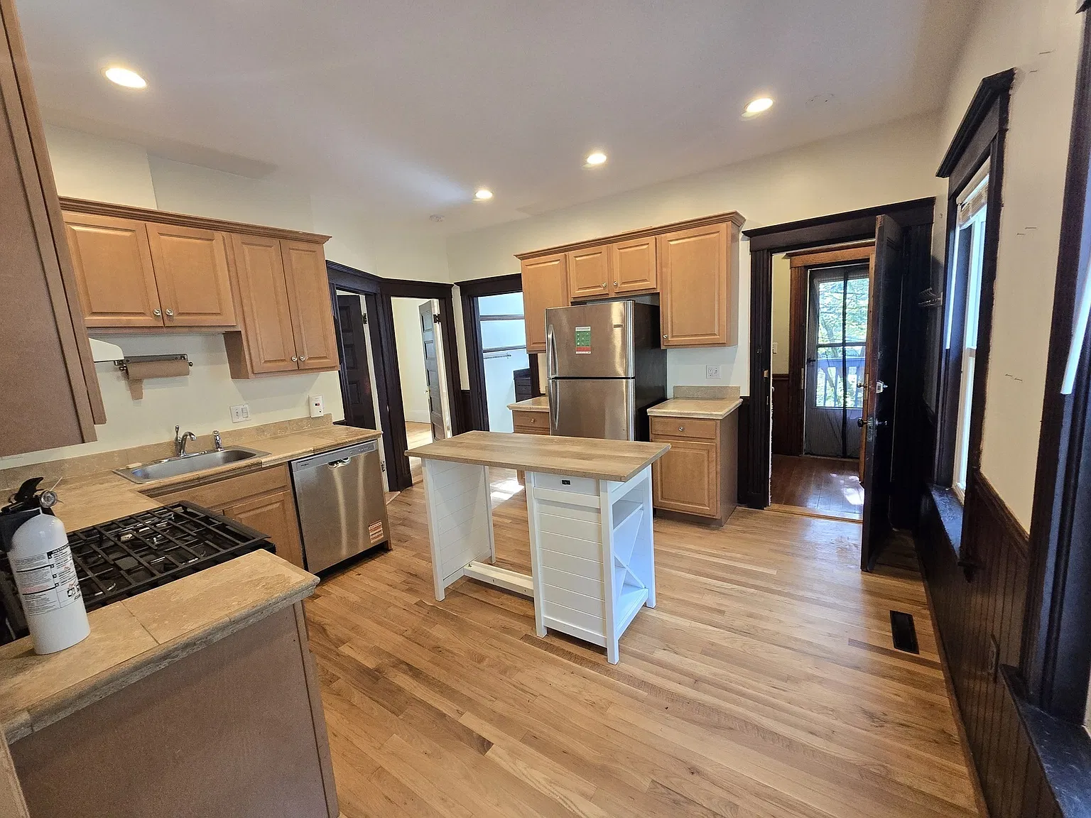 3 bed, 1.0 bath, 1150 sqft, $2,950 — Photo 2