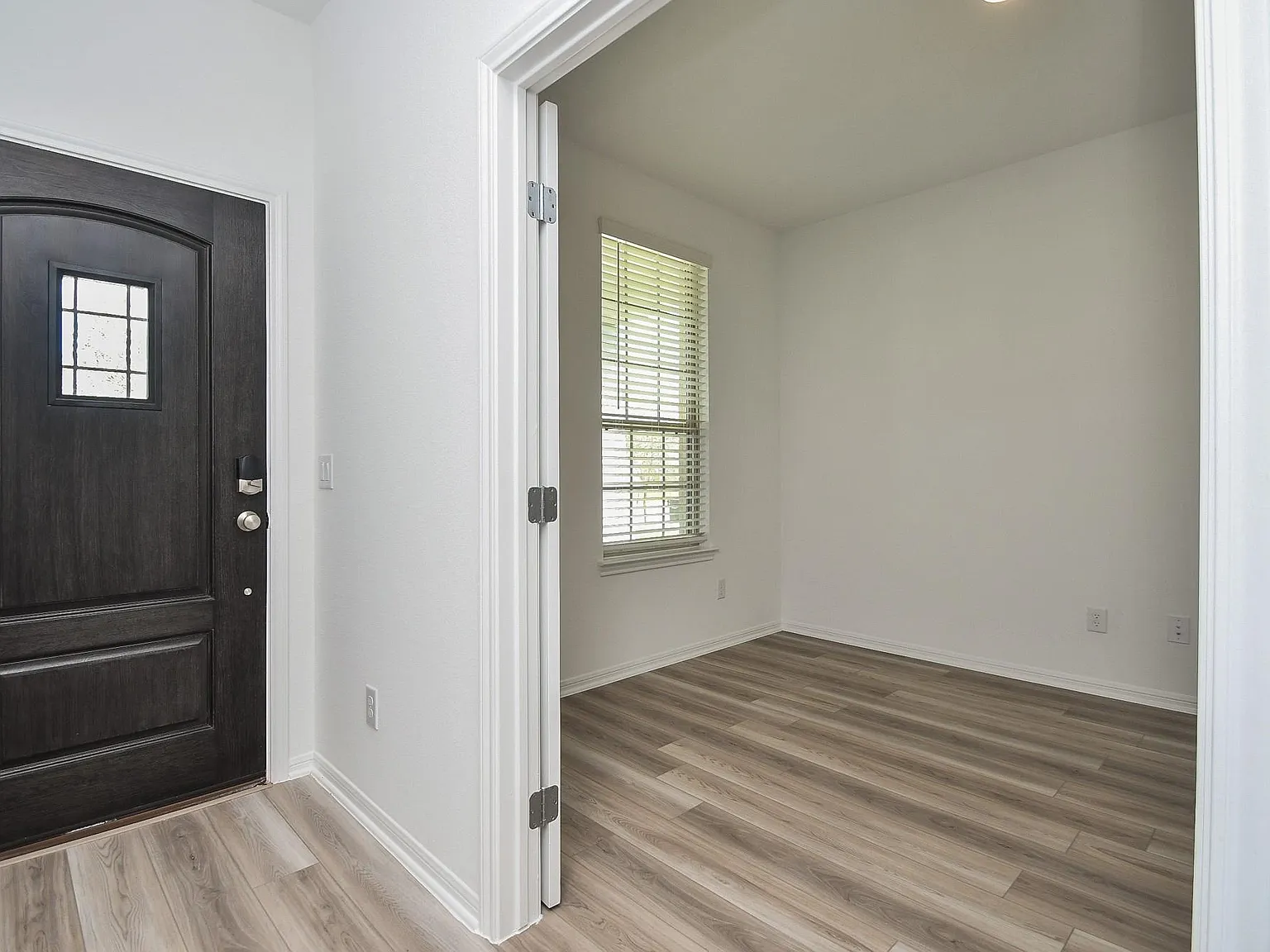 4 bed, 2.5 bath, 2566 sqft, $2,500 — Photo 3