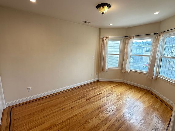 5th image of 1882 Donner Ave