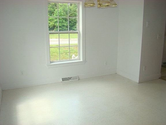 4th image of 621 Jackson Way