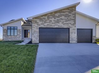 10907 Ranch Dr, Papillion, NE 68046