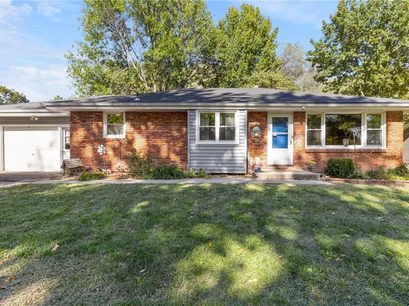 202 SW 21st St, Oak Grove, MO 64075