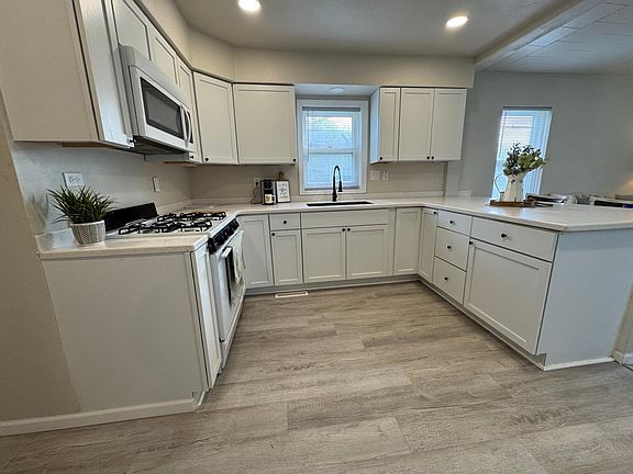 5th image of 709 Center St E