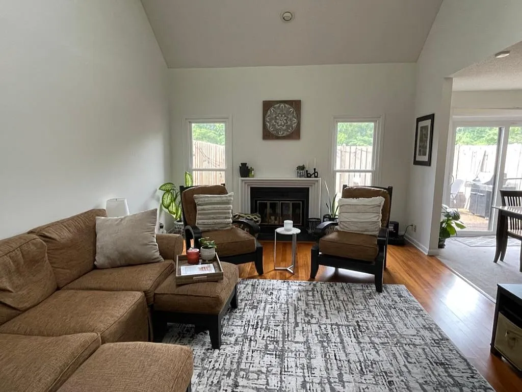 605 Barlin Dr — Photo 2