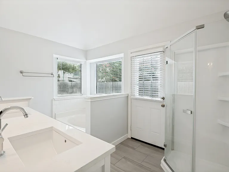 2844 Linden Ln — Photo 5