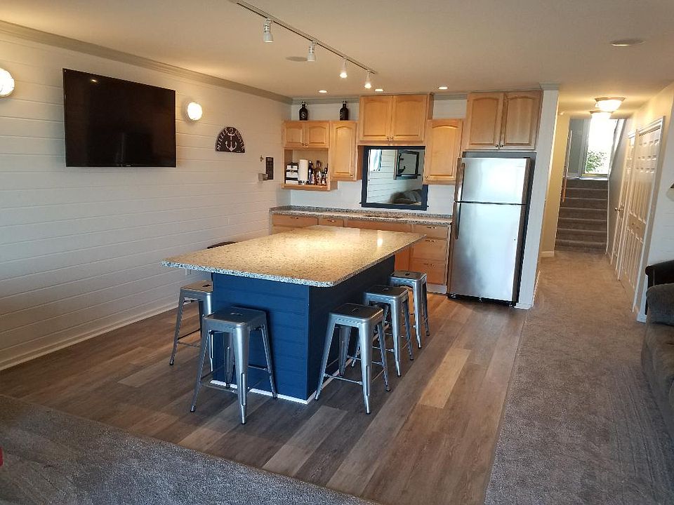 1st image of 1211 W Lakeshore Dr
