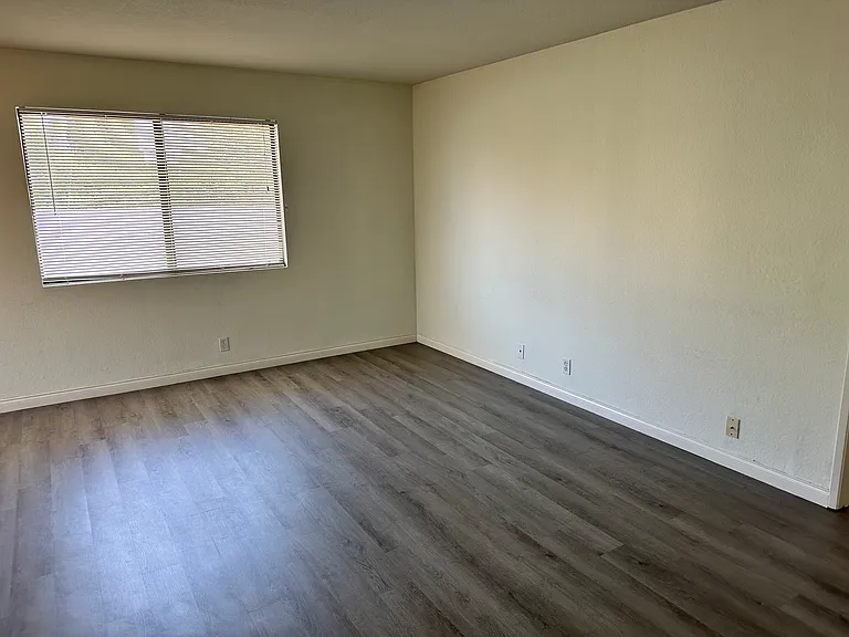 10933 Moorpark St #5 — Photo 11