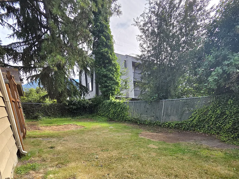 171 1st Ave NW — Photo 9