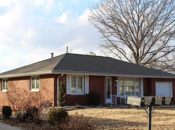 5206 Jerome Dr, Godfrey, IL 62035