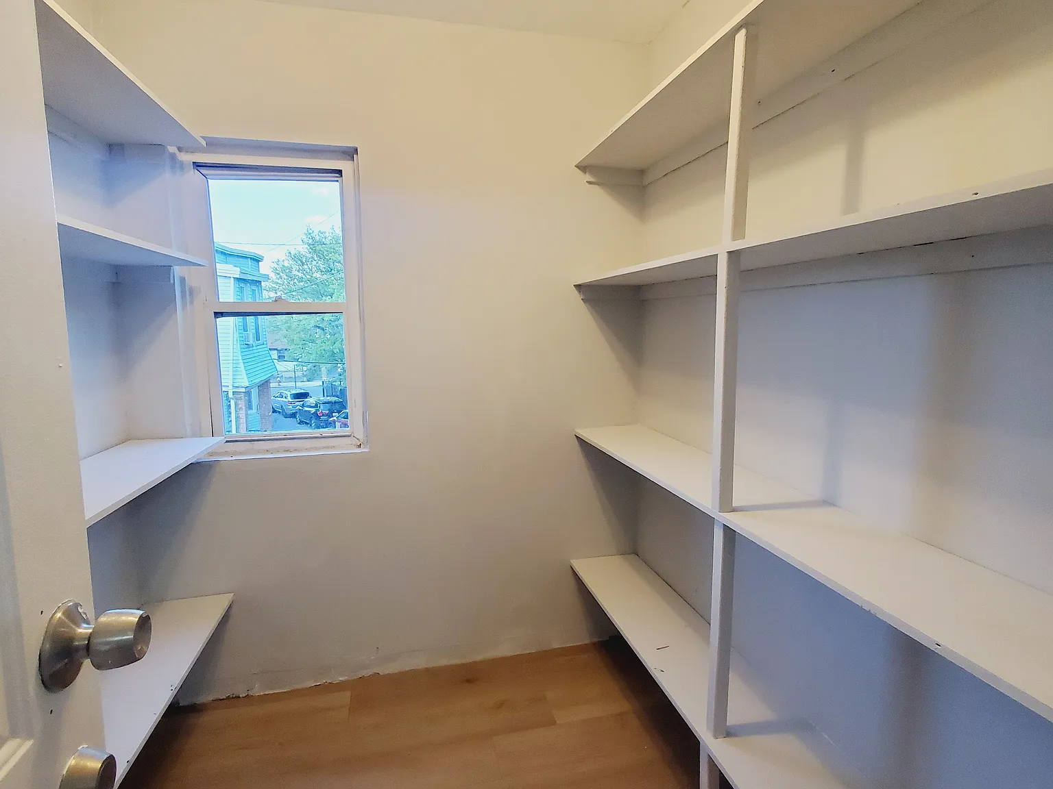 3 bed, 1000 sqft, $2,500 — Photo 2