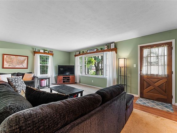 3rd image of 144 Beechwood Dr