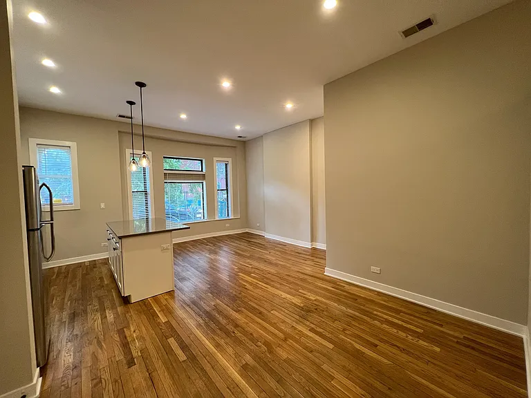 607 W Oakdale Ave #11-J — Photo 3
