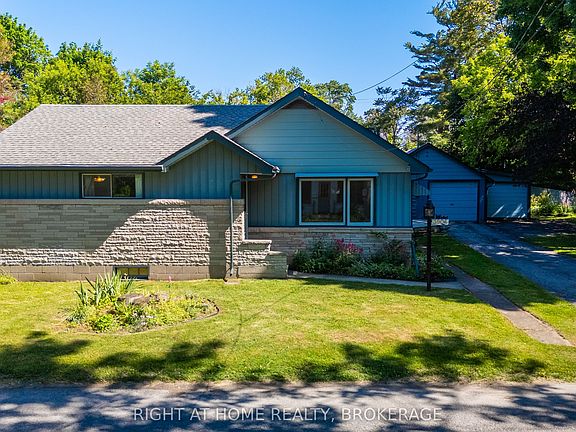3rd image of 3906 Alexandra Rd