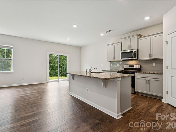 4th image of 132 Scotsway Ct