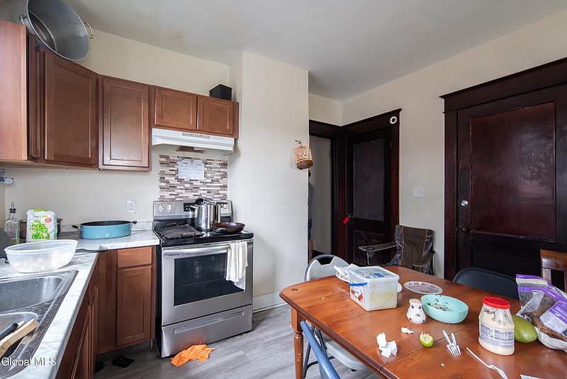 5th image of 10 Putnam Street
