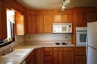 3rd image of 1425 Agnes St
