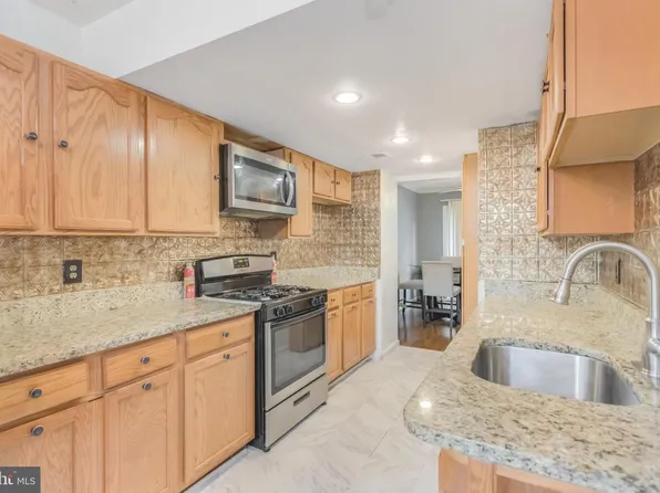 2089 Mayflower Dr, Woodbridge, VA 22192