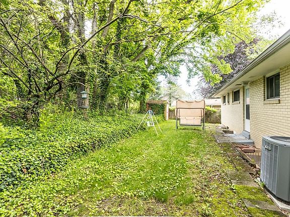 4th image of 1105 Greentree Rd